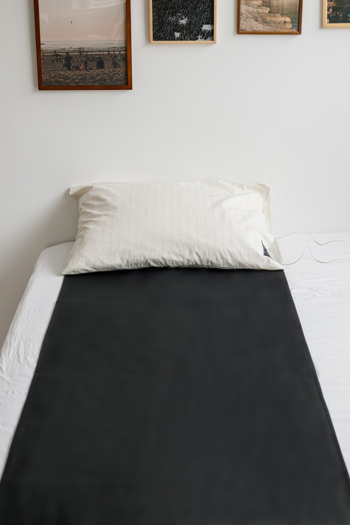 Earthle aardingsslaapmat op een eenpersoonsbed met kussen, 185 x 68 cm