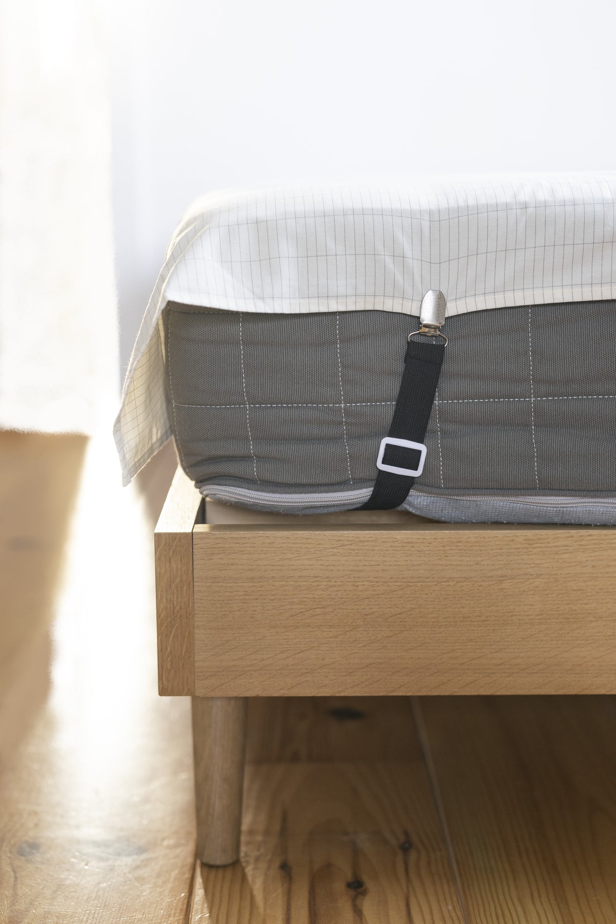 Earthle lakenspanner op de hoek van een matras, die het aardingslaken op zijn plek houdt