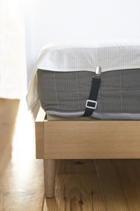 Earthle lakenspanner op de hoek van een matras, die het aardingslaken op zijn plek houdt