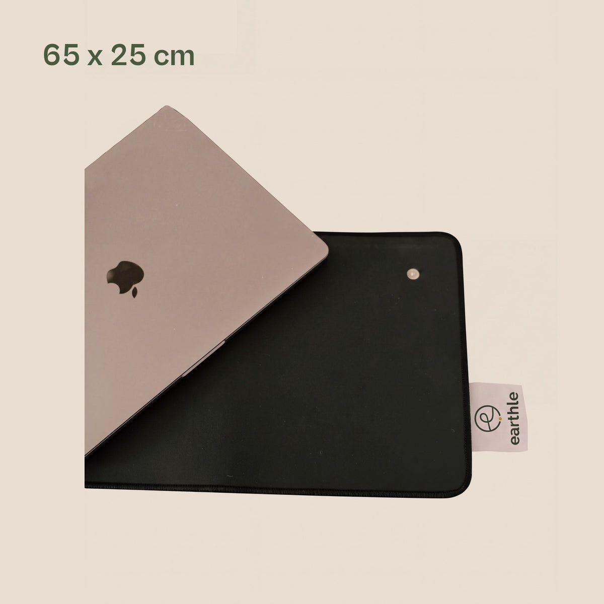 Earthle aardingsbureaumat van veganleer met laptop erop, 65 x 25 cm